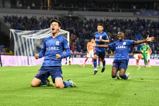 v体育app-申花真硬！终场进2球 蒋圣龙创纪录马莱莱复出破门