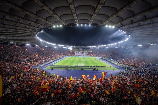 v体育app-球迷球员营造完美主场！穆帅进欧协杯决赛激动落泪