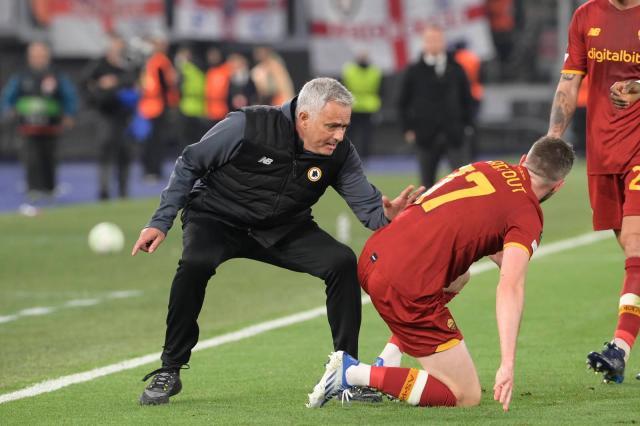 v体育app-球迷球员营造完美主场！穆帅进欧协杯决赛激动落泪