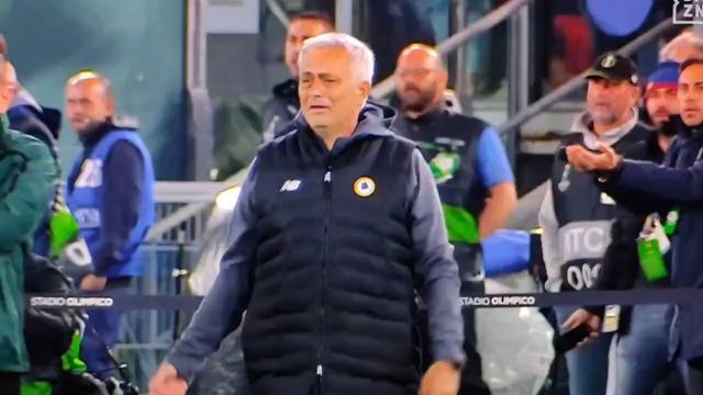 v体育app-球迷球员营造完美主场！穆帅进欧协杯决赛激动落泪