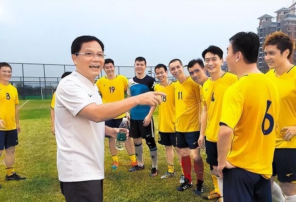 广东足球名宿，和容志行是好搭档，曾任职广东台，如今定居加拿大