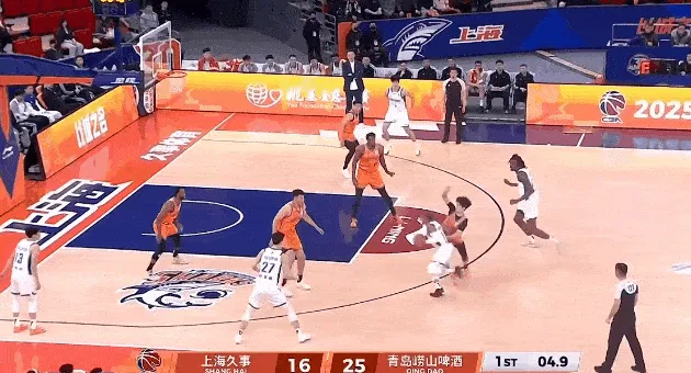 v体育app-吕俊虎接球三分投进，青岛首节结束27-16领先上海