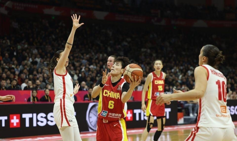 v体育app-中国女篮战胜捷克女篮！听听各界媒体专家怎么说，苏群一针见血