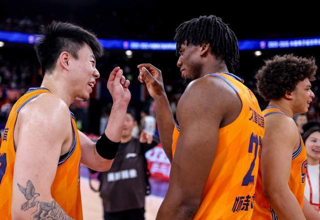 v体育app下载-CBA积分榜最新排名！上海力压广厦排第1，广东第3不稳，7队大乱斗